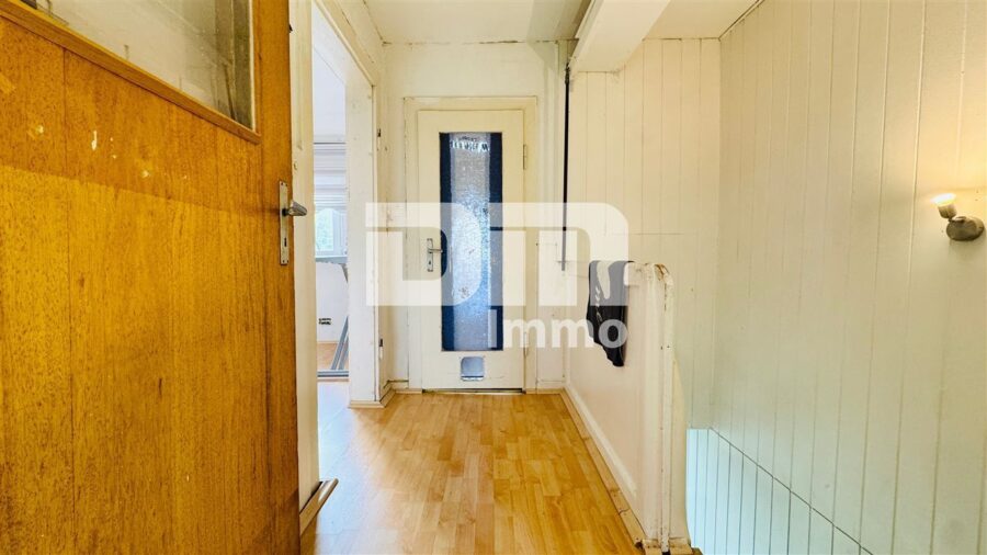 Modernisierte Doppelhaushälte mit Dachterrasse + 2 Garagen und großzügigem Platzangebot - DG Flur / Diele